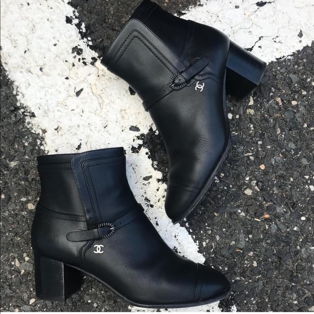CHANEL CHANEL CHANEL!! Black boots! 😍❤️